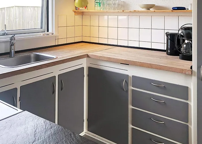 6 Person In Thyboron-by Traum